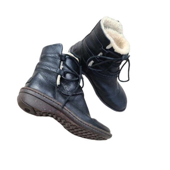 UGG short lace up black booties leather  size 9 li - Picture 3 of 5